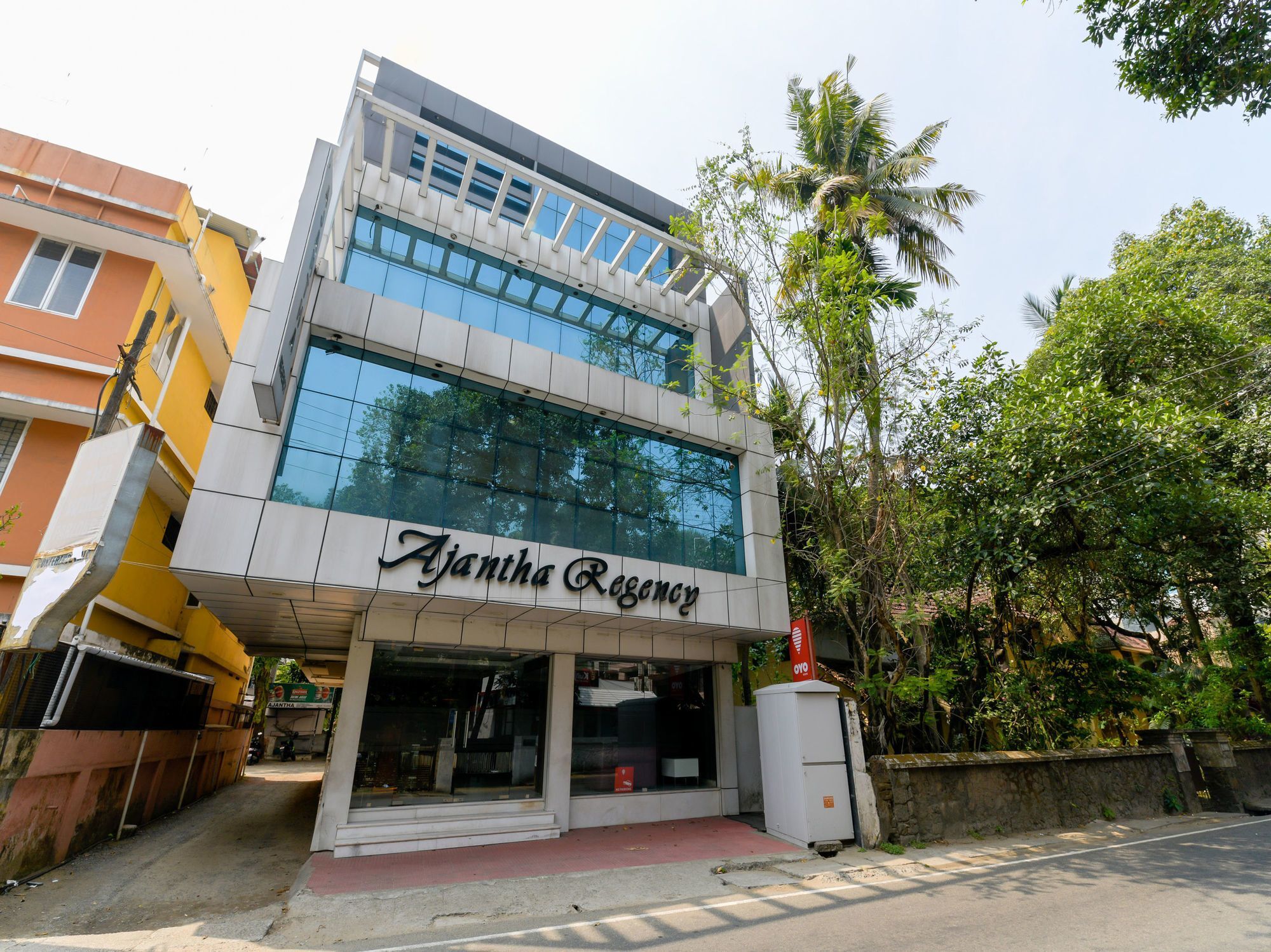 Oyo 7188 Ajantha Regency Hotel Kochi Exterior photo